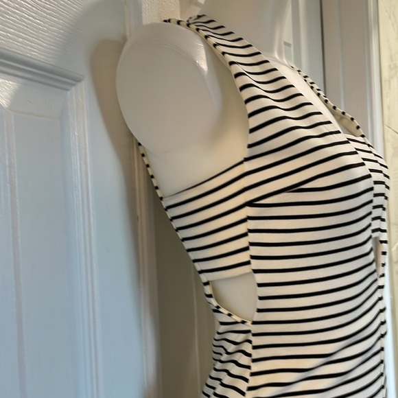 WINDSOR V NECK BLACK AND WHITE STRIPED SOFT KNIT MINI DRESS W/ CUTOUTS JR S - Picture 3 of 12